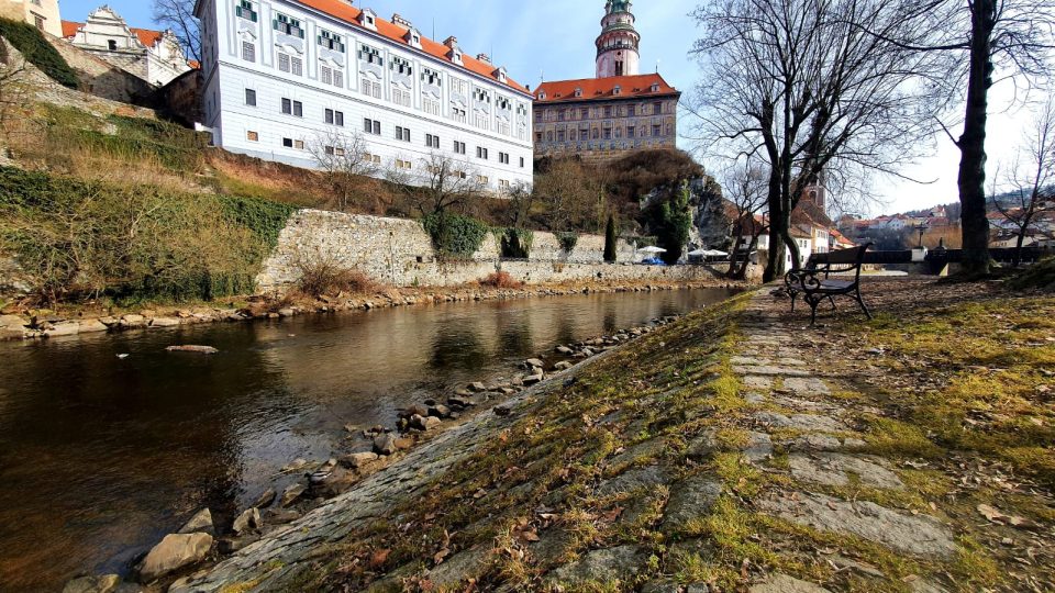 Český Krumlov přes den připomíná ospalé místo jak před 40 lety
