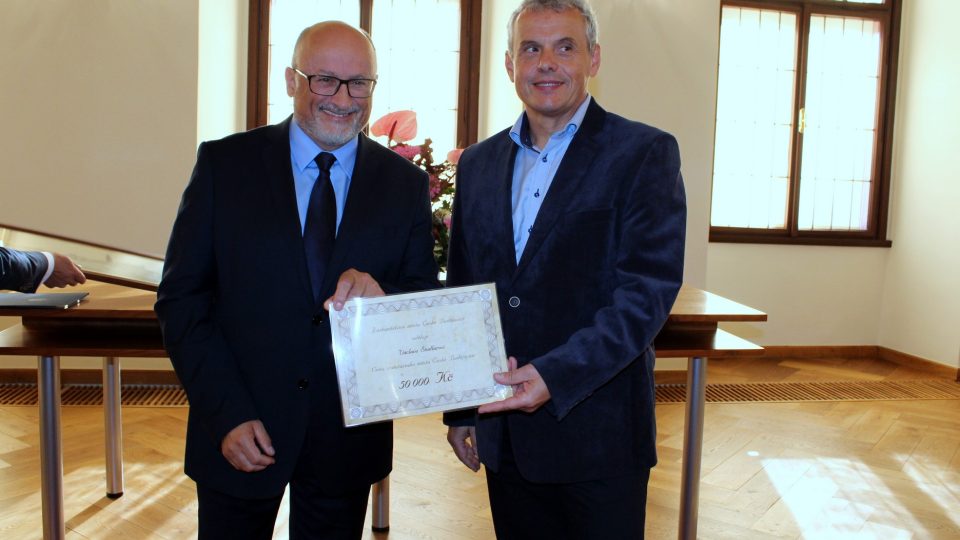 Václav Študlar (vpravo) převzal Cenu města České Budějovice za projekt záchrany Solnice na Piaristickém náměstí