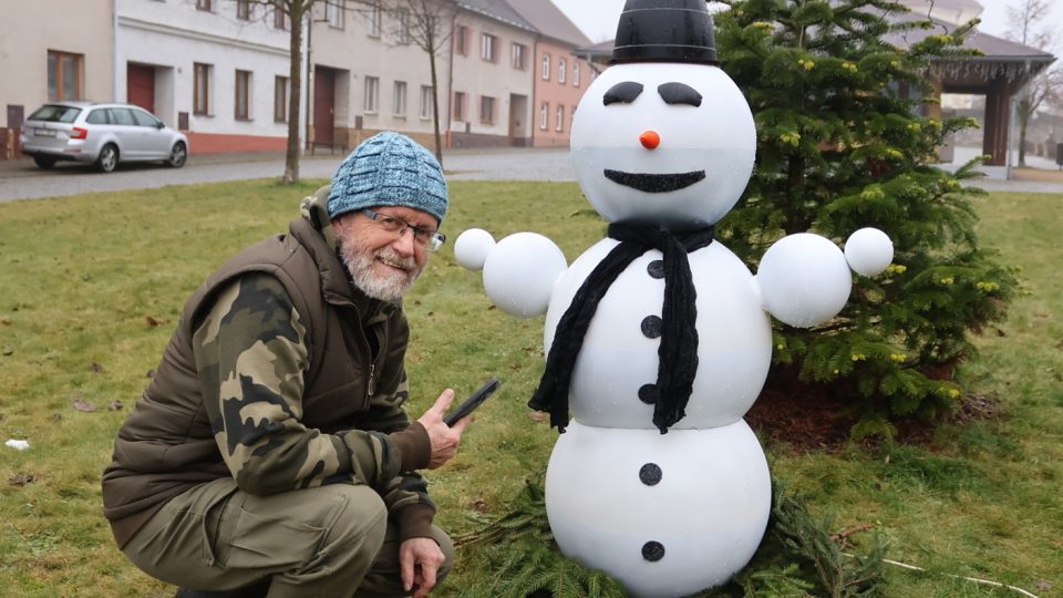 Pan Dalibor Bartoš z Plané si také přijel sněhuláka vyfotit
