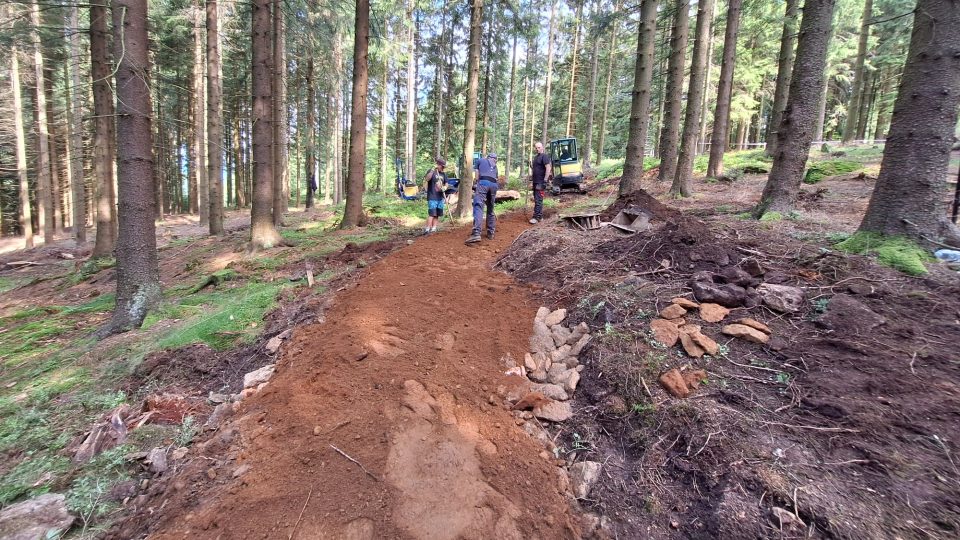 Trailové trasy pro horská kola vznikají v lesích u Prachatic