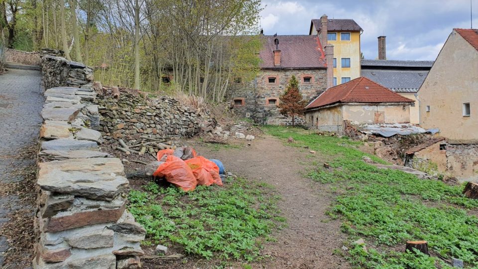 Město Vimperk na podnět občanů obnovilo pivovarské terasy. Po odstranění náletových dřevin je z nich zase vidět na vimperský zámek