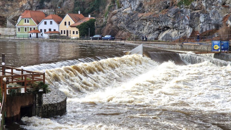 Vltava v Českém Krumlově vystoupala na třetí povodňový stupeň