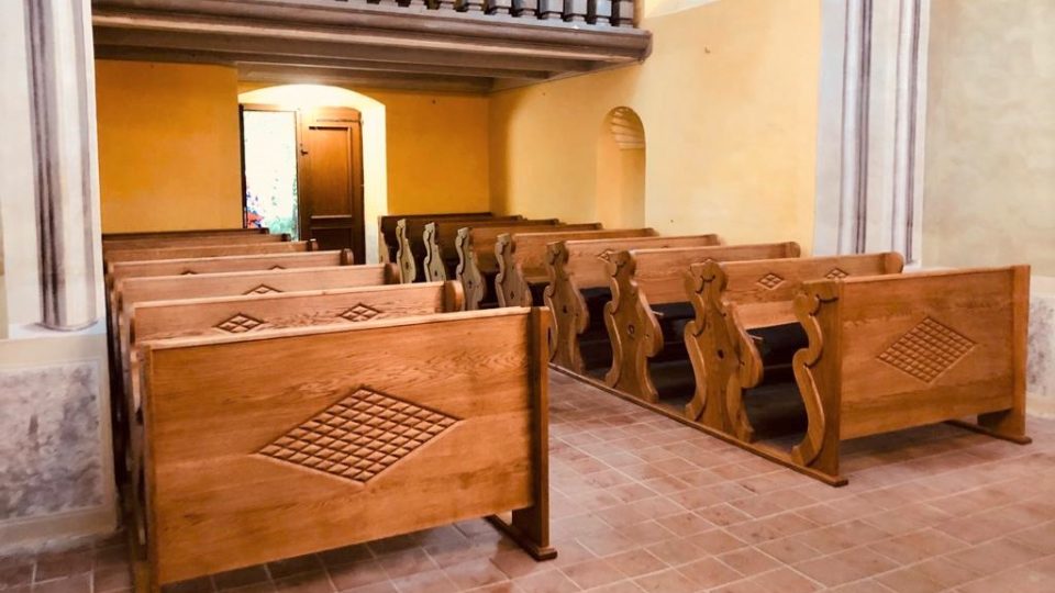 Nové kostelní lavice má obecní kaple sv. Antonína v Nihošovicích na Strakonicku. Jejich výrobu z velké části zaplatil místní chalupář