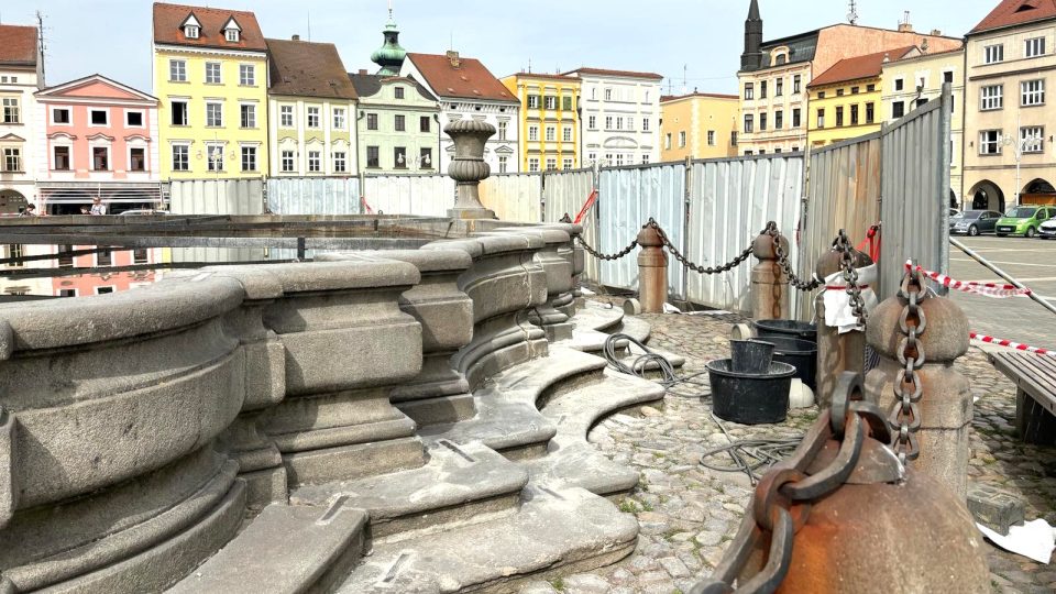 Restaurátoři opravují Samsonovu kašnu na náměstí v Českých Budějovicích
