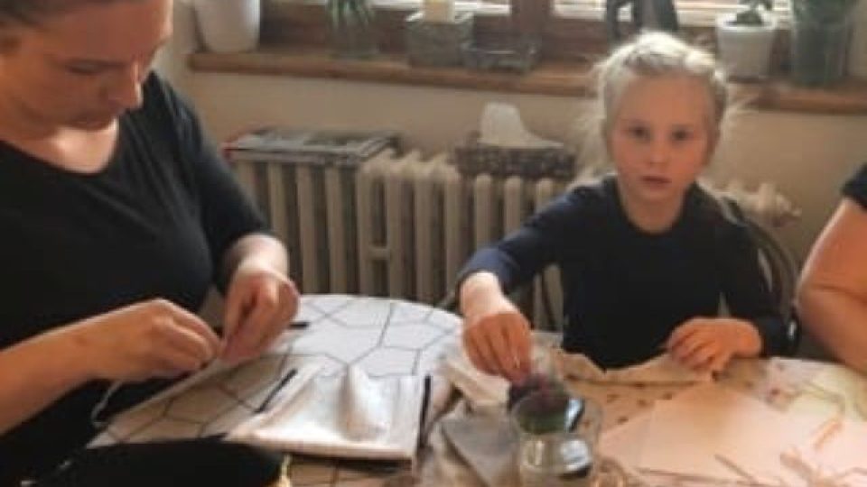 Anna Kohoutová z Třeboně začala s pomocí dcer doma vyrábět roušky, zájem je velký