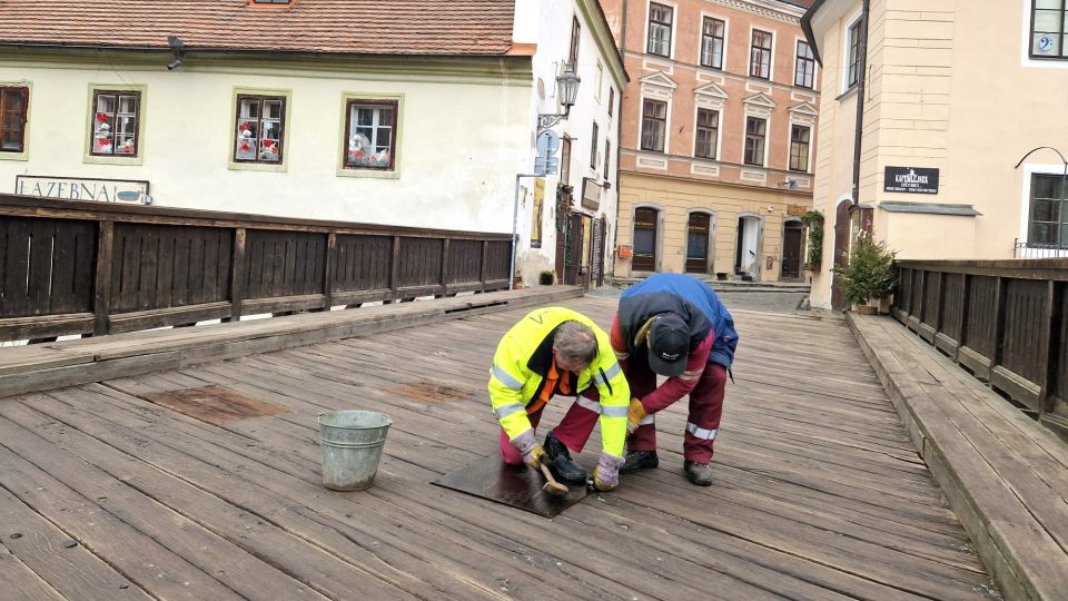 Oprava Lazebnického mostu v centru Českého Krumlova začala odstraněním kovových plátů, které zakrývaly díry