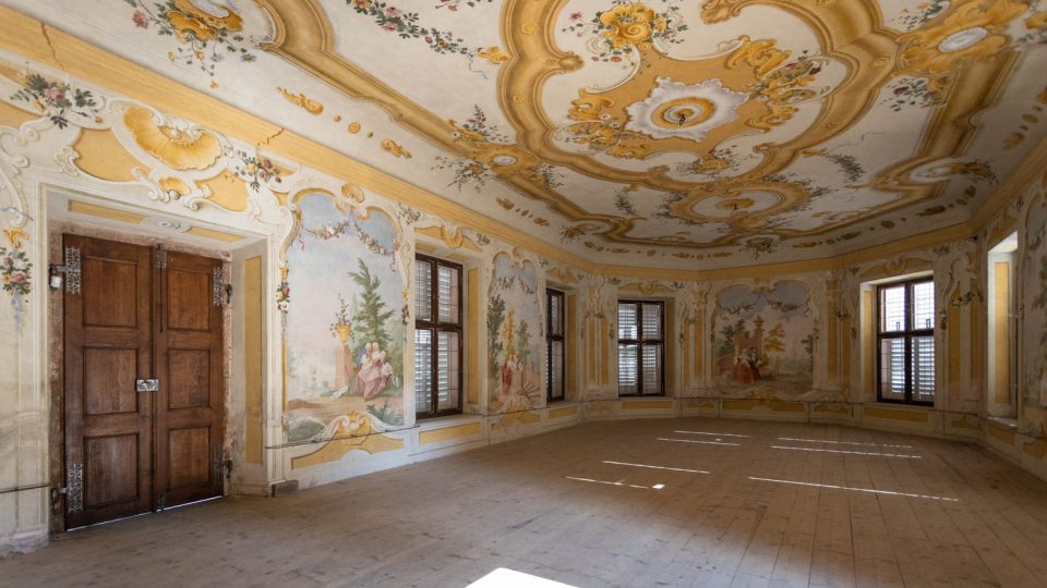 Hlavní sál s unikátními rokokovými freskami