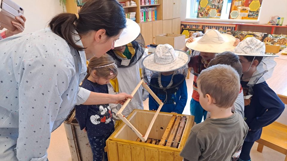 Mateřská škola v Dubu u Prachatic uspořádala pro děti medový den, navštívit je přišla včelařka