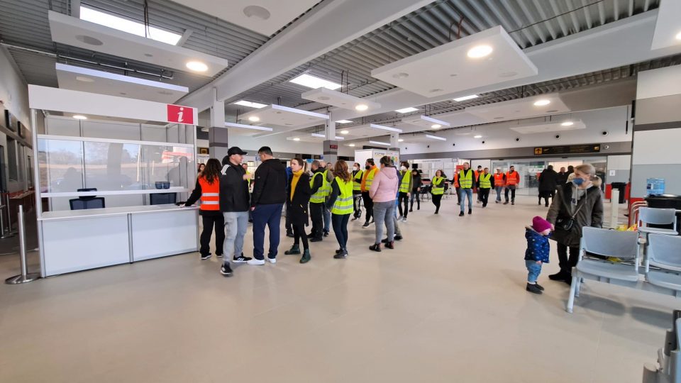 Centrum pomoci pro ukrajinské uprchlíky vzniklo v terminálu letiště v Plané u Českých Budějovic