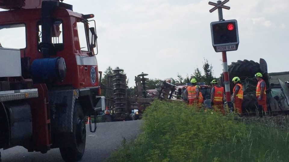 Srážka osobního vlaku s traktorem ve Smrkovicích u Písku 