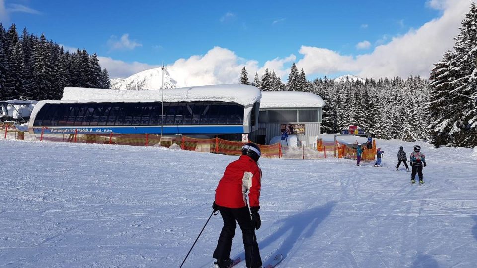 Rakouské Alpy hlásí nejvíc sněhu za posledních 13 let. Poté, co v horách přestalo sněžit a svítí sluníčko, je otevřená většina skiareálů, například nad vesničkou Gosau