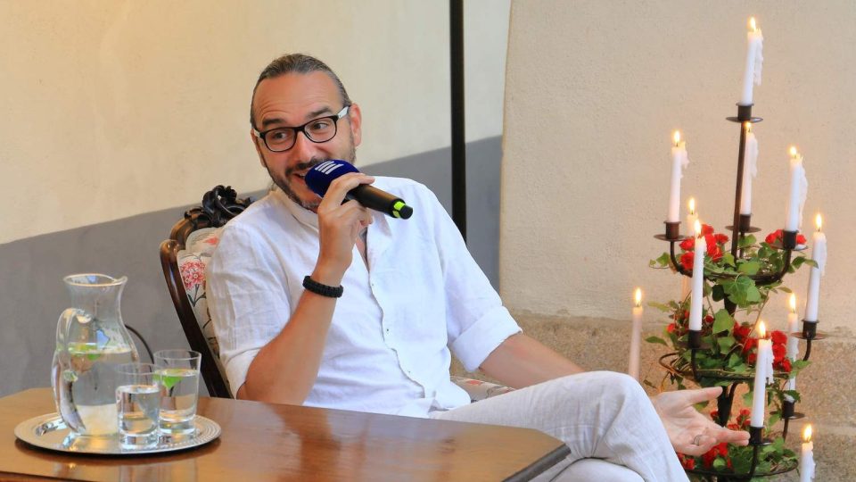 Reportér Jakub Szántó byl jedním z hostů letního cyklu na hradě Rožmberk