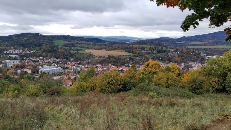 Výhled na Český Krumlov, Boletice a Šumavské vrchy