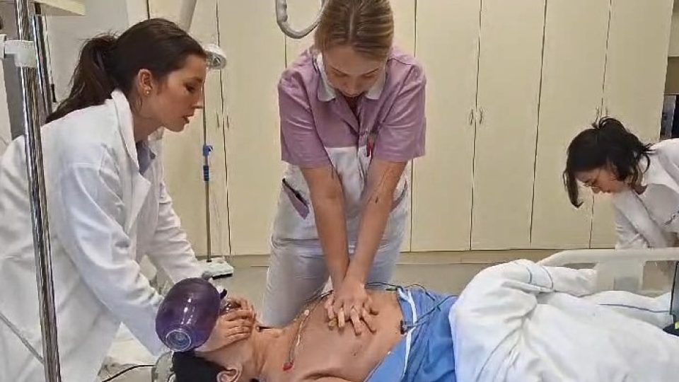 Studentky Střední zdravotnické školy v Písku trénují resuscitaci na robotické figuríně