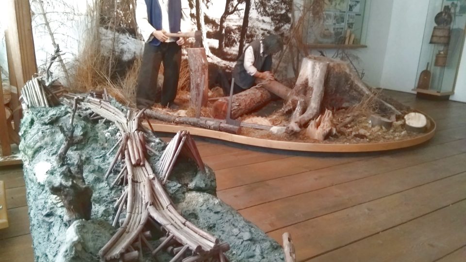 Expozice lesů a lesnictví ve chvalšínském muzeu ukazuje těžkou práci lesních dělníků včetně modelů skluzavek pro přibližování dřeva.jpg