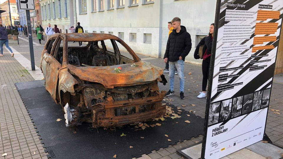 Vraky aut z války na Ukrajině na Lannově třídě v Českých Budějovicích
