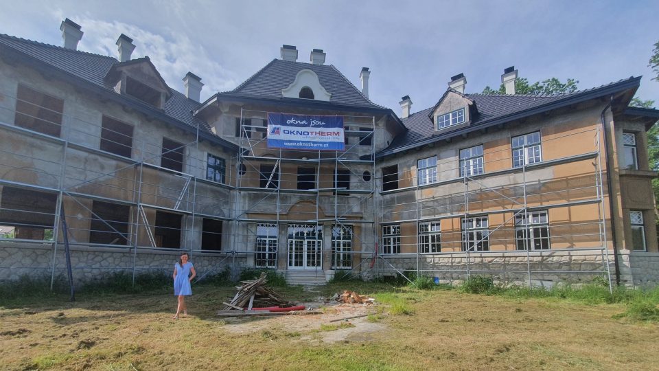 Slavnou Porákovu vilu v Loučovicích opravuje vlastními silami lékař Eduard Benc s manželkou