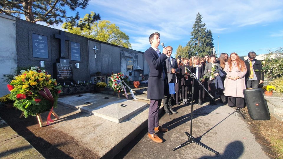 Studenti českobudějovického gymnázia Česká adoptovali a obnovili hrob zakladate školy