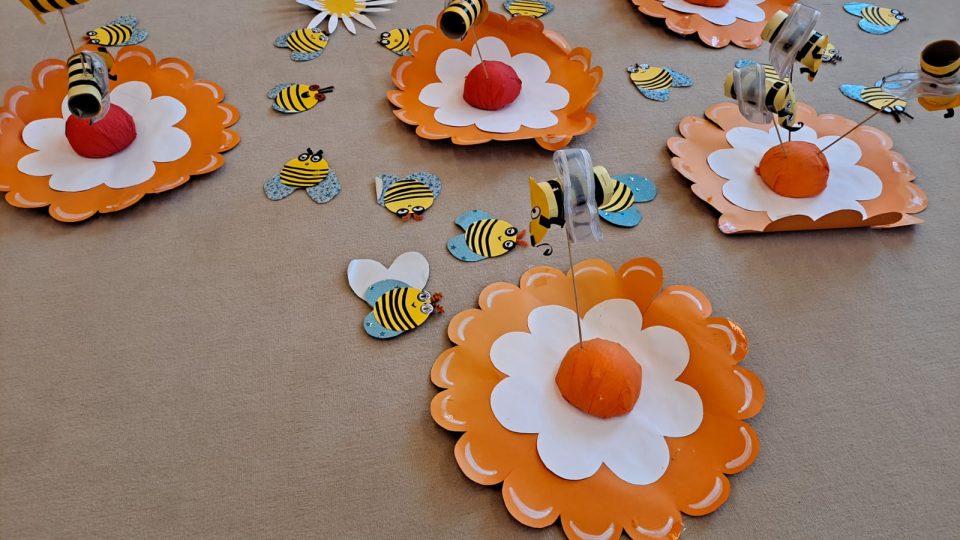 Mateřská škola v Dubu u Prachatic uspořádala pro děti medový den, navštívit je přišla včelařka