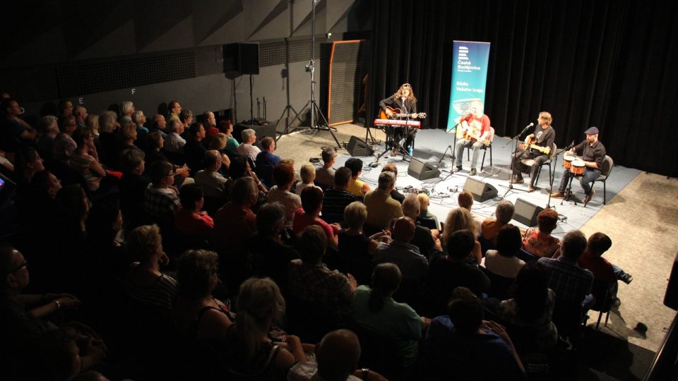 Zpěvák a kytarista Luboš Pospíšil vystoupil v sále Českého rozhlasu České Budějovice společně s klávesistou a kytaristou Ondřejem Fenclem, baskytaristou Martinem Štecem a hráčem na bonga Michalem Hnátkem | foto: Český rohlas 07.jpg