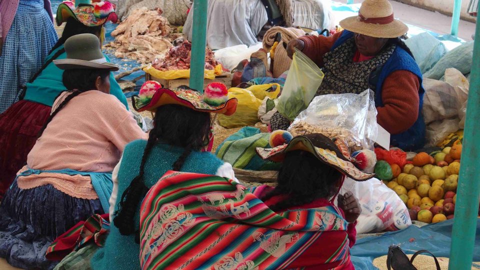 Vesnický trh poblíž jezera Titicaca