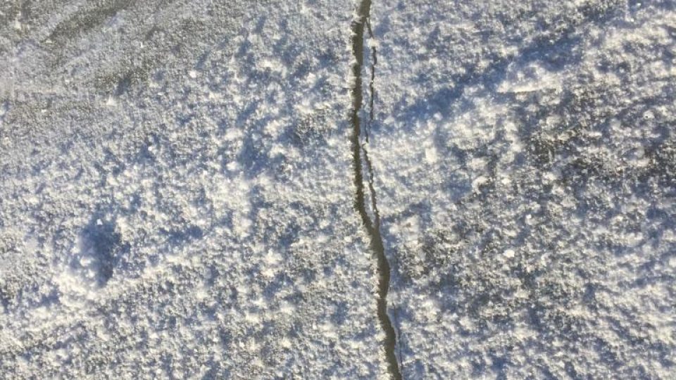 Prasklina v ledě na Lipenské přehradě