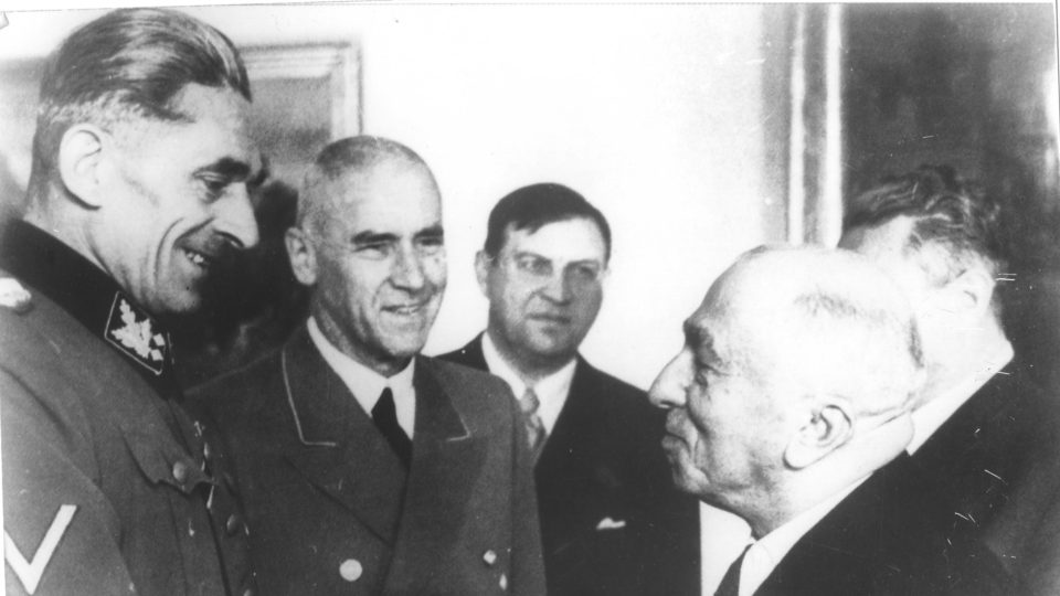 Prezident Emil Hácha hovoří s K.H.Frankem (vlevo) v roce 1942
