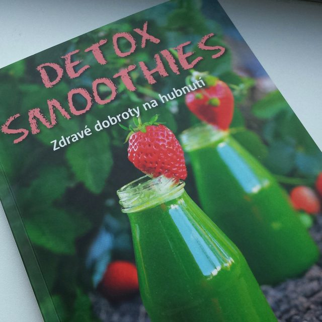 Kniha Detox smoothies,  kterou napsala Eliq Maranik a v češtině vydalo nakladatelství Grada | foto: Andrea Poláková,  Český rozhlas