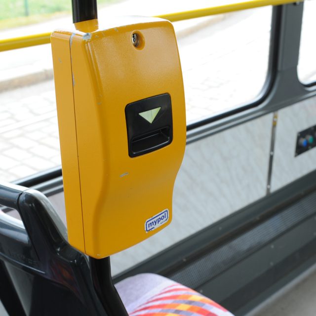 Stále nejoblíbenější formou cestovních dokladů v krajském městě jsou jízdenky papírové,  které se označují ve strojku ve voze | foto: Filip Jandourek