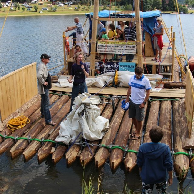 Přímý přenos Českého rozhlasu České Budějovice od Lipenské přehrady. Josef Boháč postavil vor a chystá se s ním na oceán | foto: Andrea Poláková,  Český rozhlas