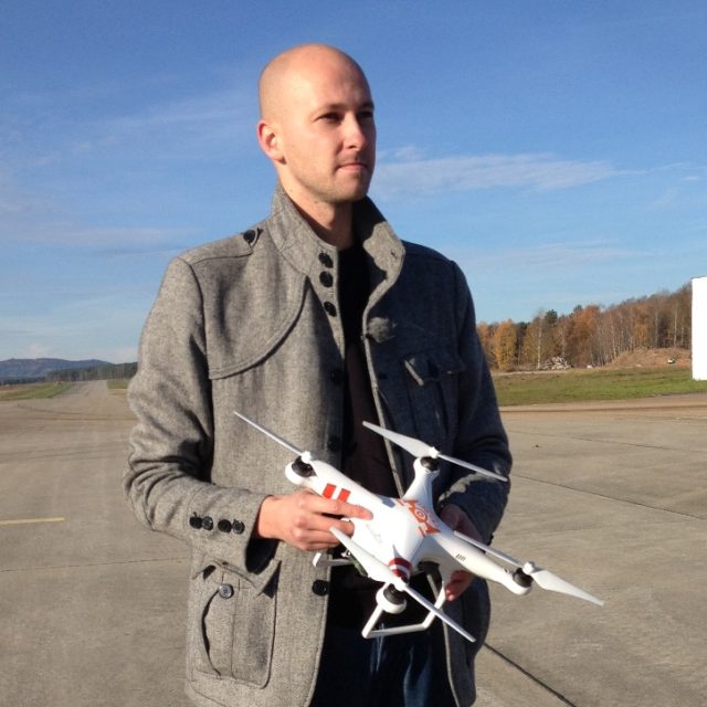 Ladislav Bartuška z Vysoké školy technické a ekonomické v Českých Budějovicích předvedl svůj dron přímo na letišti | foto: Jitka Cibulová Vokatá,  Český rozhlas