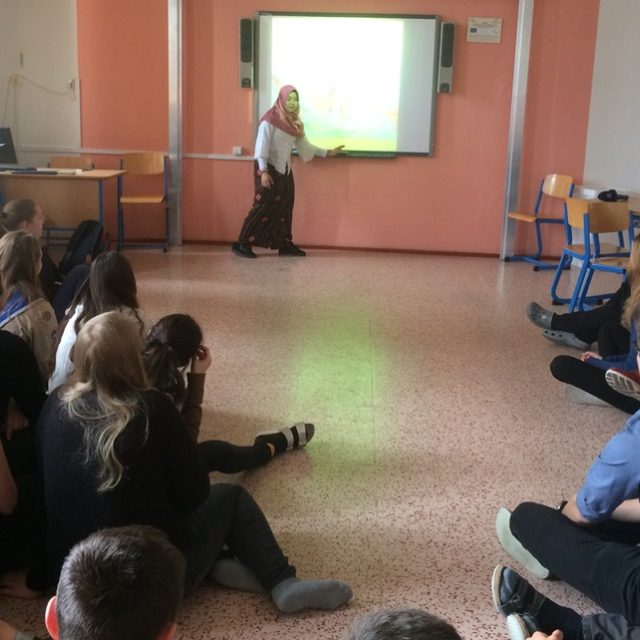 Třeboňské gymnázium navštívila díky projektu Edison Imella Yusdike z Indonésie. Svou zemi tu představila jako zemi mnoha kultur a také mnoha jazyků | foto: Mária Pfeiferová,  Český rozhlas