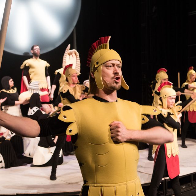 Jihočeské divadlo uvádí autorský muzikál Kronikáři. Na inscenaci poprvé v historii spolupracují všechny čtyři soubory | foto:  Jihočeské divadlo,  Petr Zikmund