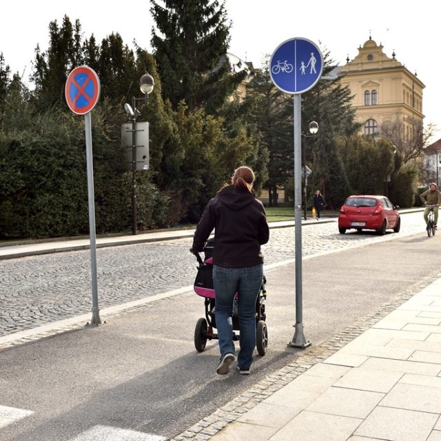 Pruh vyznačený pro cyklisty v centru Budějovic,  ale vstupuje do něj chodec... | foto: Jiří Čondl,  Český rozhlas,  Český rozhlas