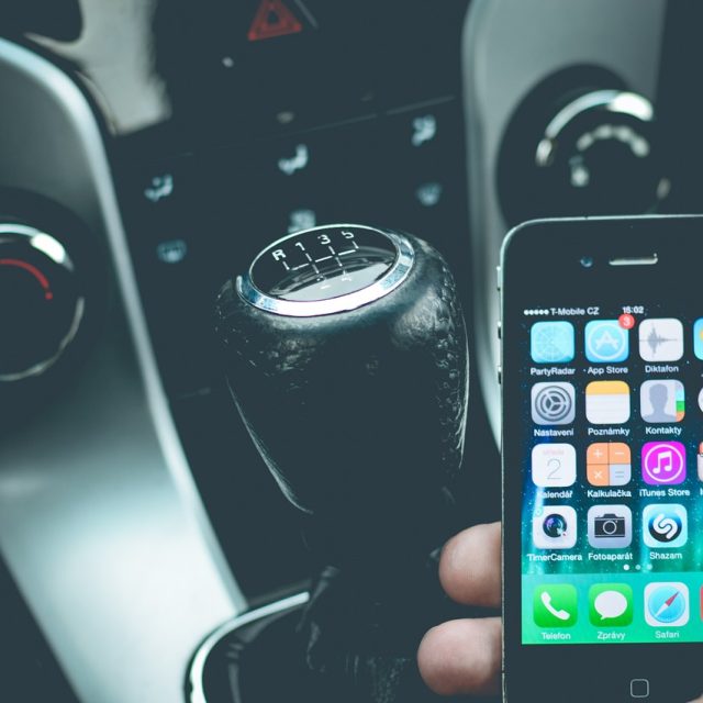 Mobilní telefon,  aplikace,  auto,  řidič | foto: Fotobanka Pixabay