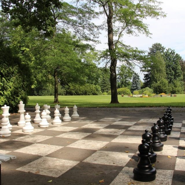 K lázním patří rozlehlý park,  v němž zaujmou obří šachy | foto: Miroslav Tichák,  Český rozhlas