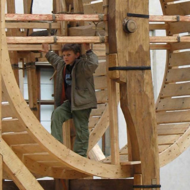Věž Jakobínka hradu Rožmberk se opravuje středověkým způsobem. Na snímku pochozí kolo jeřábu | foto: Národní památkový ústav,  územní odborné pracoviště v Českých Budějovicích