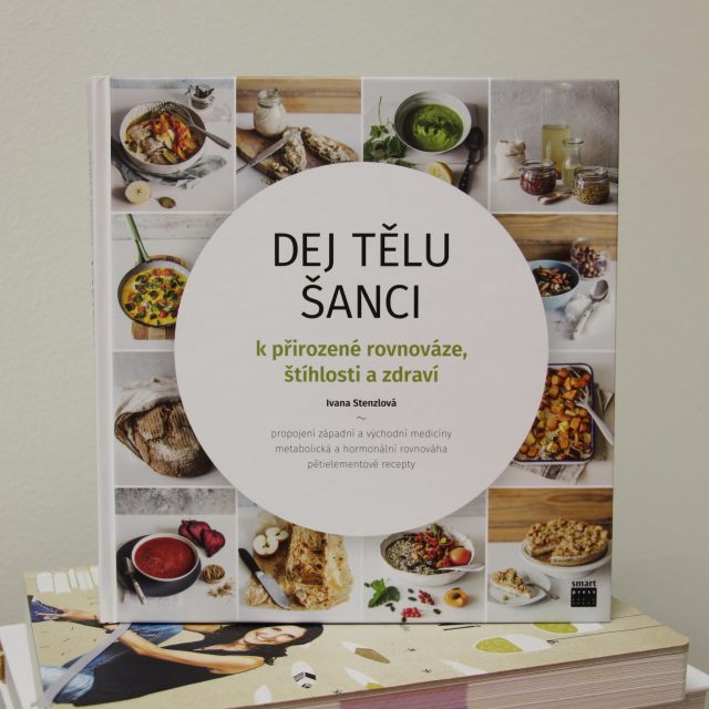 Kniha Dej tělu šanci k přirozené rovnováze,  štíhlosti a zdraví,  kterou napsala Ivana Stenzlová | foto: Andrea Poláková,  Český rozhlas,  Český rozhlas