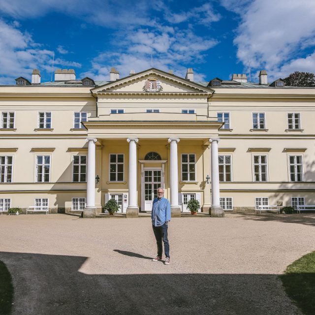 František Kinský před svým rodovým sídlem - před Novým zámkem v Kostelci nad Orlicí | foto: Jana Volková