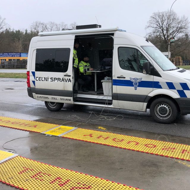 Speciální pásy pro vážení nákladních vozů | foto: Matěj Vodička,  Český rozhlas