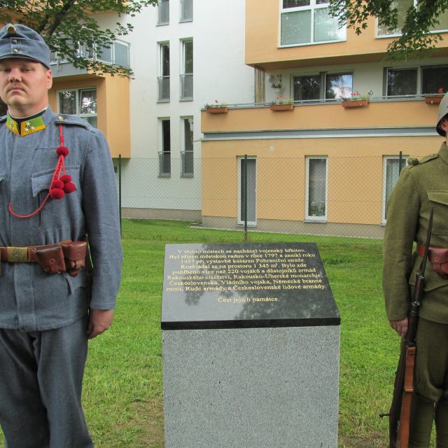 V místech dnešní Plavské ulice v Českých Budějovicích býval vojenský hřbitov,  na němž se pohřbívalo do roku 1950. Město tu ve středu odhalilo pamětní desku | foto: Zdeněk Zajíček,  Český rozhlas,  Český rozhlas