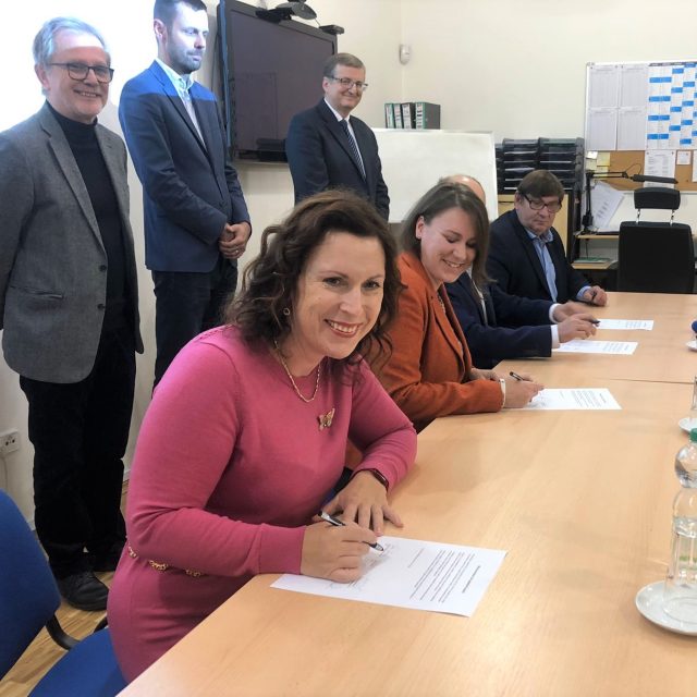 Podpis memoranda o koalici v Českých Budějovicích,  v popředí Dagmar Škodová Parmová,  která se stane primátorkou | foto: Matěj Vodička,  Český rozhlas