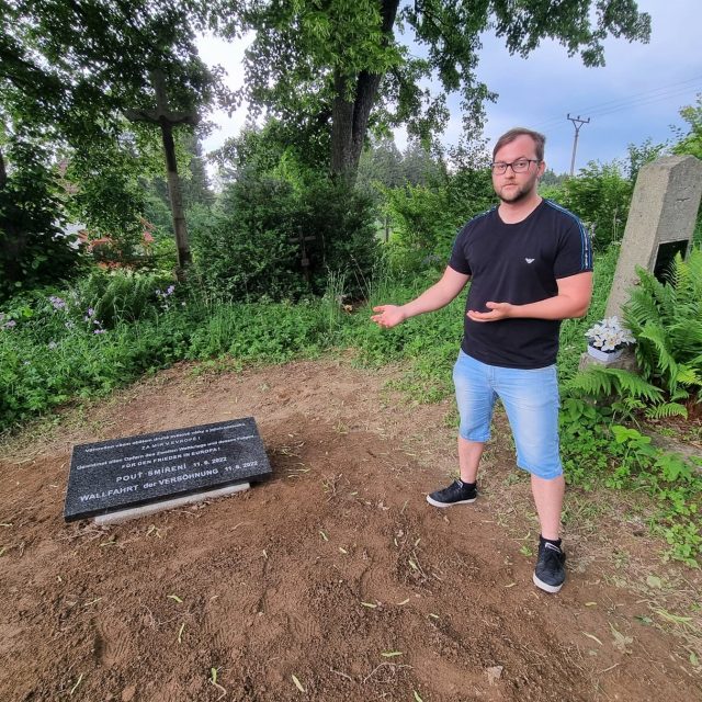 Archeolog Tomáš Pancíř ukazuje místo,  kde budou uloženy ostatky dvanácti žen | foto: Lucie Suchánková Hochmanová,  Český rozhlas