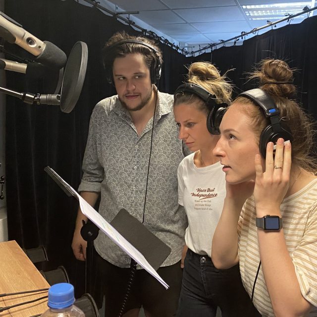 Daniel Gajdoš,  Júlia Ilčinová a Veronika Špačková při natáčení rozhlasové hry | foto: Iveta Novotná