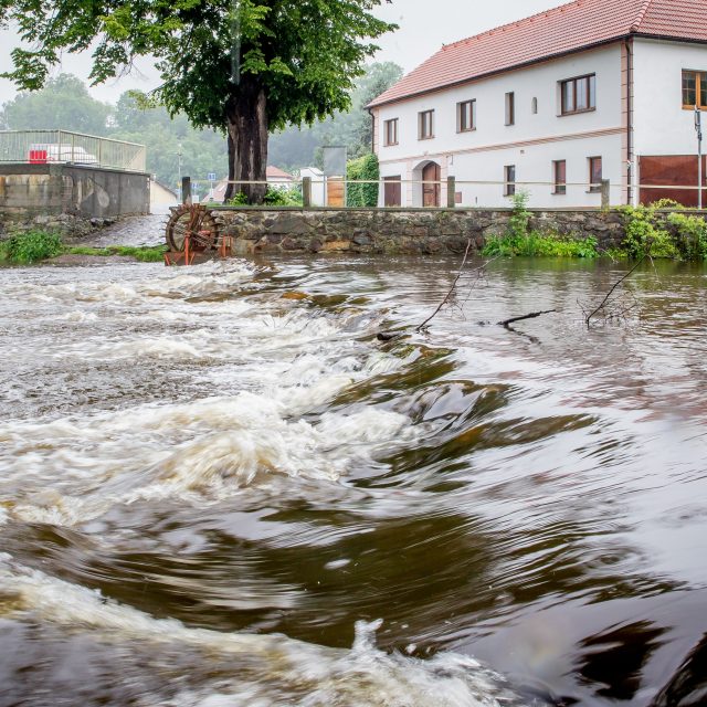 Rozvodněná řeka Blanice v Husinci | foto: Petr Lundák,  MAFRA / Profimedia