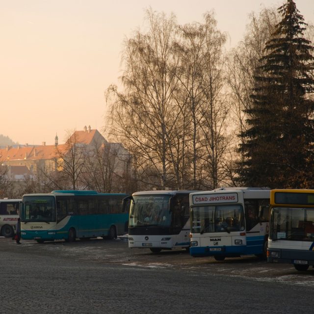 V neděli,  kdy se také mění jízdní řády,  začnou všechny autobusové linky znovu využívat hlavní nádraží. Na kompletní dokončení rekonstrukce má stavební firma čas do konce května | foto: Fotobanka Profimedia