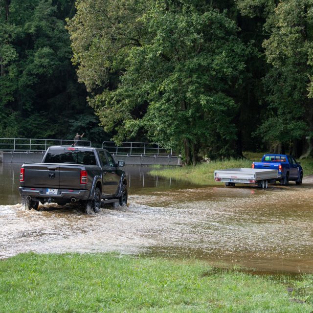 Rožmberk se naplnil,  voda teče bezpečnostním přepadem | foto: Václav Pancer,  ČTK