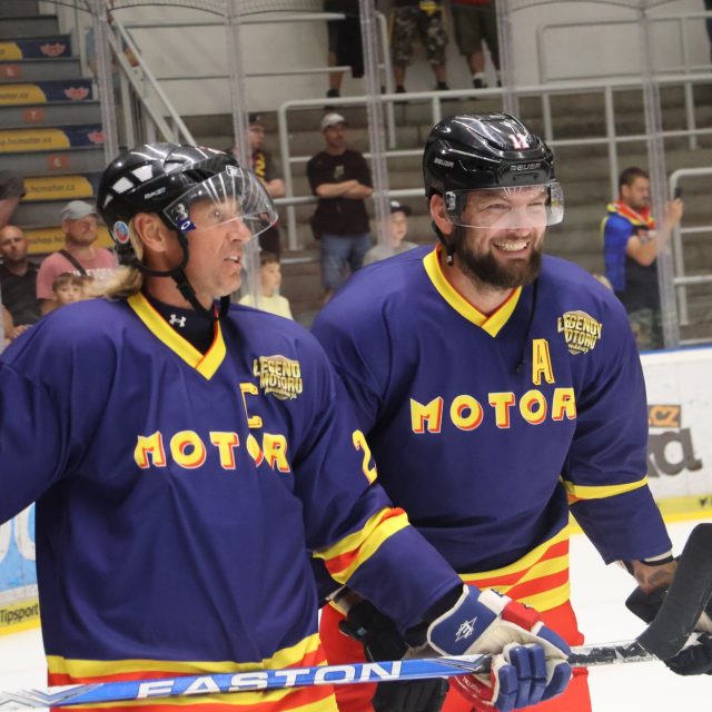 Václav Prospal a Martin Hanzal na akci Legendy Motoru pomáhají | foto: Ján Honza,  ČTK