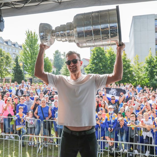 Hokejista Jan Rutta přivezl Stanley Cup do Písku | foto: Mária Rušinová,  Czech News Center / CNC / Profimedia