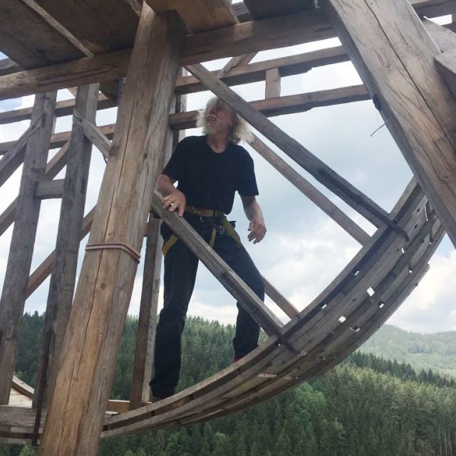 Velké dřevěné kolo jeřábu namotává lano a celá konstrukce vyzvedne do čtyřicetimetrové výšky i pětisetkilové břemeno | foto: Martin Pokorný,  Český rozhlas